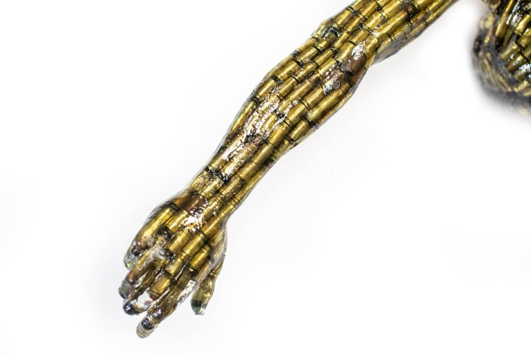 ALBEN, Christ Bullets, douilles, résine, 240 x 80 x 25 cm (dont piedestal 100 cm)