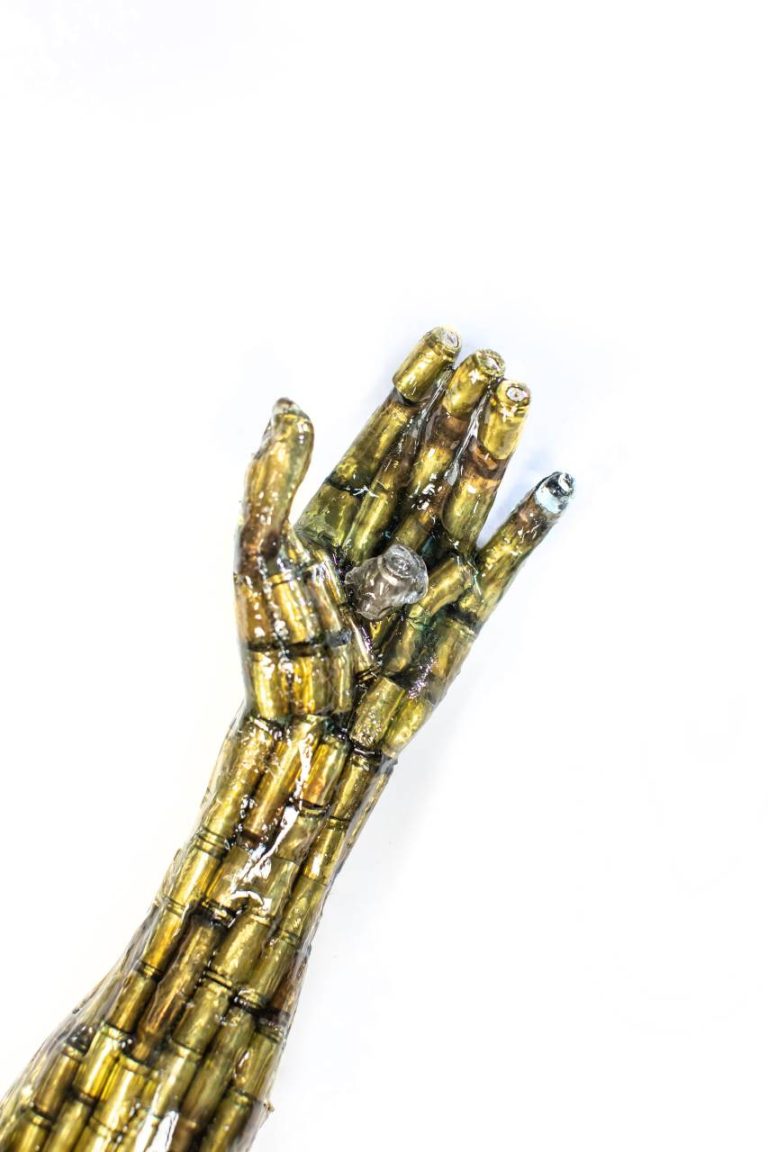 ALBEN – Christ Bullets – douilles et résine – 240 x 80 x 25 cm (dont piedestal 100 cm) (2)