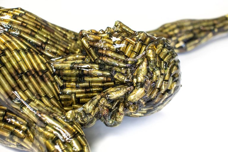 ALBEN, Christ Bullets, douilles, résine, 240 x 80 x 25 cm (dont piedestal 100 cm)