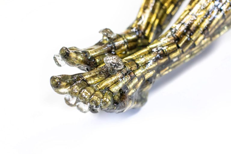 ALBEN, Christ Bullets, douilles, résine, 240 x 80 x 25 cm (dont piedestal 100 cm)