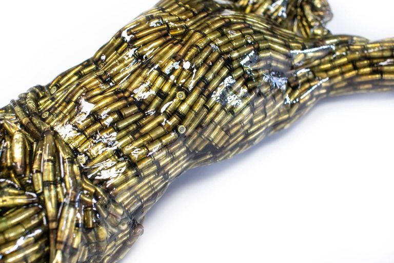 ALBEN, Christ Bullets, douilles, résine, 240 x 80 x 25 cm (dont piedestal 100 cm)