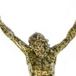 ALBEN, Christ Bullets, douilles, résine, 240 x 80 x 25 cm (dont piedestal 100 cm)