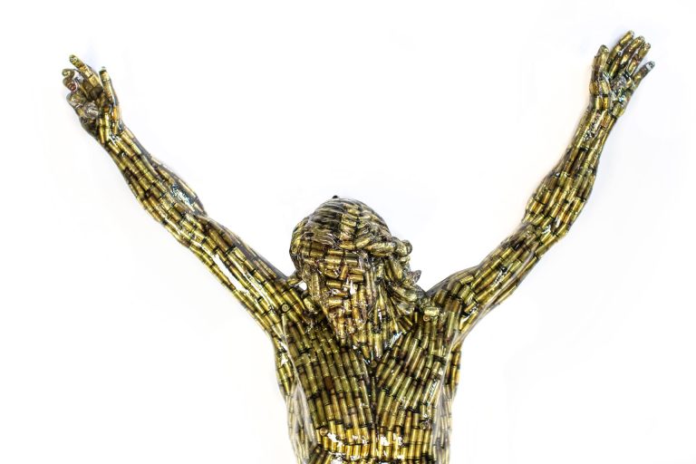 ALBEN, Christ Bullets, douilles, résine, 240 x 80 x 25 cm (dont piedestal 100 cm)