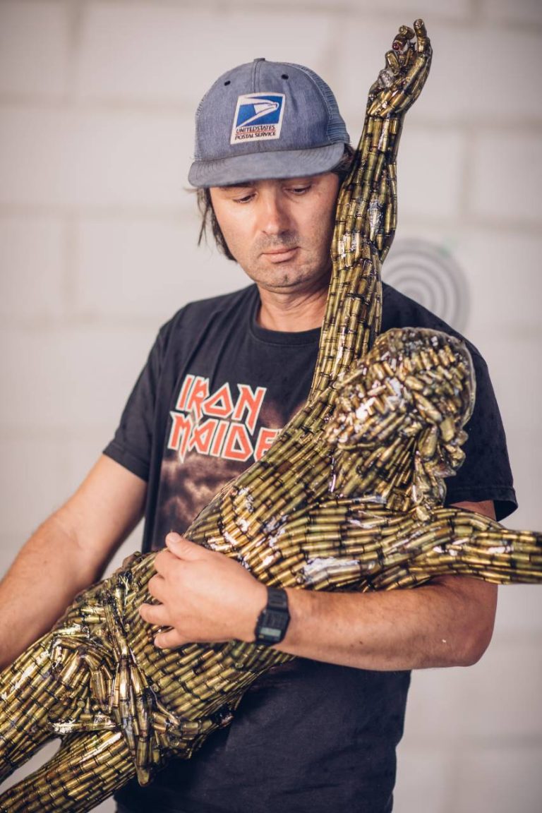 ALBEN – Christ Bullets – douilles et résine – 240 x 80 x 25 cm (dont piedestal 100 cm) – SHOOT AVEC ARTISTE – (16)