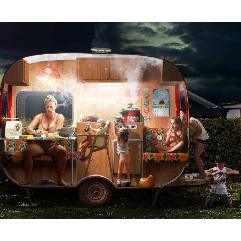 Nicolas BOUTRUCHE, Emplacement 22 de la série Voyeurisme au 1/10e, Photographie Tirage Sur Dibond Ou Plexiglass Sur Caisson Lumineux, 50 X 145 Cm Ou 70 X 200 Ou 125 X 250 Cm