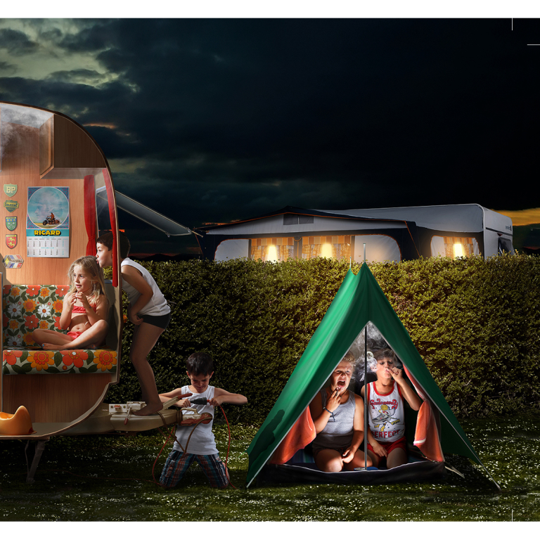 Nicolas BOUTRUCHE, Emplacement 22 de la série Voyeurisme au 1/10e, Photographie Tirage Sur Dibond Ou Plexiglass Sur Caisson Lumineux, 50 X 145 Cm Ou 70 X 200 Ou 125 X 250 Cm