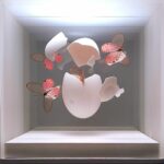 Jean-Luc MANIOULOUX – Impact – insectes naturalisés,Papillons, oeuf et plexiglas – 20 x 20 x 20 cm (+ Socle 20 x 20 x 20 )