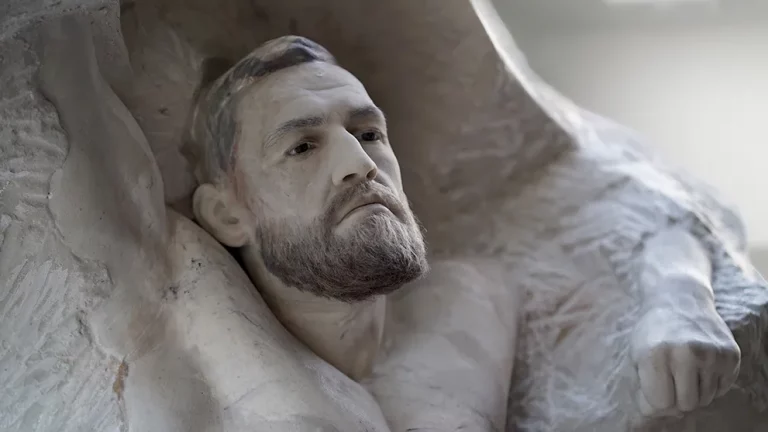 ASPENCROW, Atlas, Fibre de verre Eépoxy: poudre de marbre, poils naturels, silicone, 208 X 110 X 140 Cm