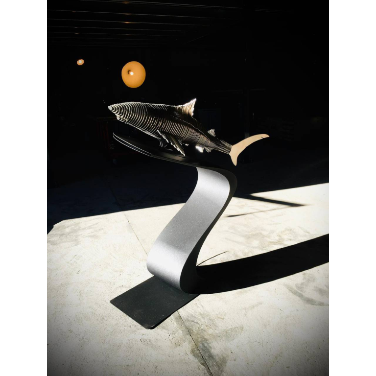 CHAT NOIR, Iron Squale, Sculpture Acier Inoxydale, 3 Exemplaires, 26 X 140 X 55 Cm,  (piedestal 110 X 70 X 40 Cm)