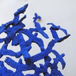 Thierry BENENATI, Le penseur aux oiseaux bleus, Résine et technique mixte, 235 X 140 X 70 Cm