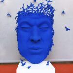 Thierry BENENATI, Le penseur aux oiseaux bleus, Résine et technique mixte, 235 X 140 X 70 Cm