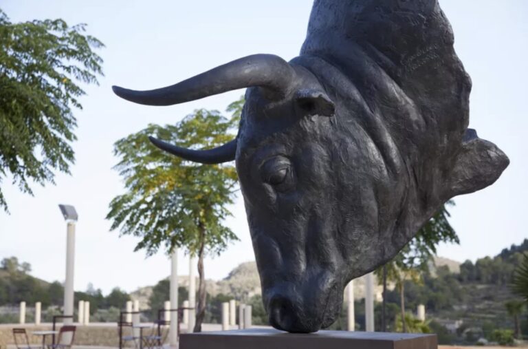 CODERCH & MALAVIA, En la dehesa, (monumental Size), Bronze ou résine polyestere, 8 + 4 AP, 317 x 151 x 164 cm, Base 136 x 84 x 84 cm