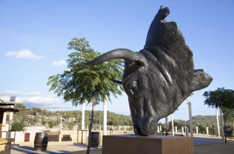 CODERCH & MALAVIA, En la dehesa, (monumental Size), Bronze ou résine polyestere, 8 + 4 AP, 317 x 151 x 164 cm, Base 136 x 84 x 84 cm