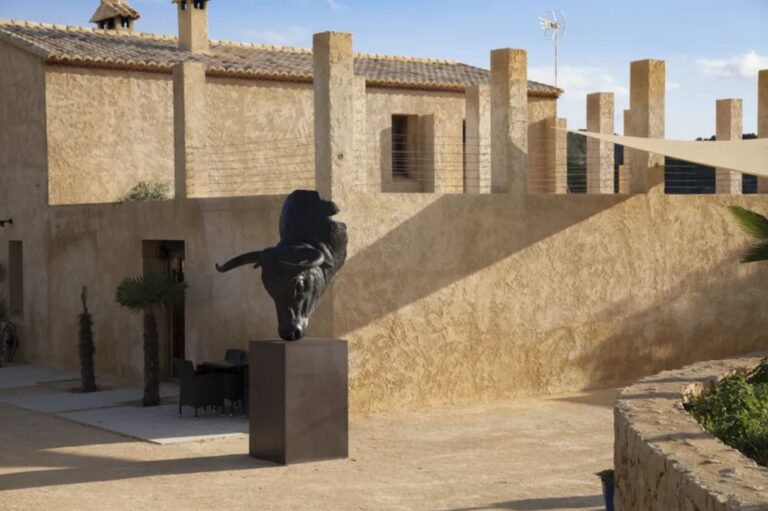 CODERCH & MALAVIA, En la dehesa, (monumental Size), Bronze ou résine polyestere, 8 + 4 AP, 317 x 151 x 164 cm, Base 136 x 84 x 84 cm