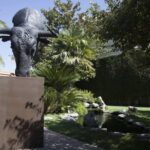 CODERCH & MALAVIA, En la dehesa, (monumental Size), Bronze ou résine polyestere, 8 + 4 AP, 317 x 151 x 164 cm, Base 136 x 84 x 84 cm