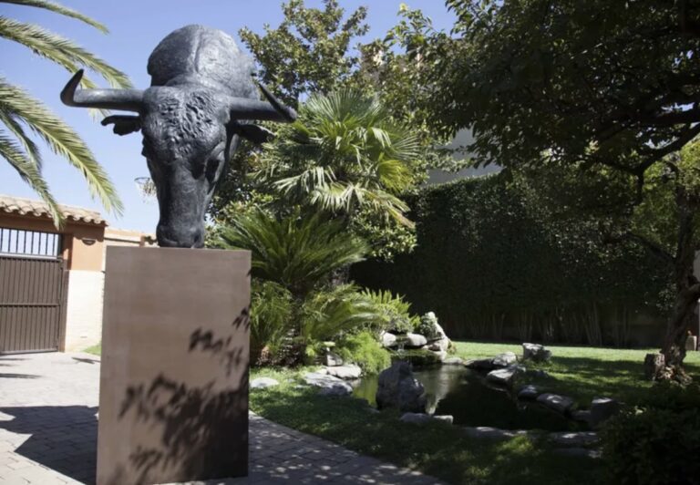 CODERCH & MALAVIA, En la dehesa, (monumental Size), Bronze ou résine polyestere, 8 + 4 AP, 317 x 151 x 164 cm, Base 136 x 84 x 84 cm