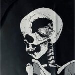 Fred GUILLET, Body bags  s61 à s53, Peinture acrylique sur sacs en polyéthylène 200 micron avec fermeture éclair, installation de 5 sacs mortuaires, dimensions : 240 X 540 cm