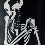 Fred GUILLET, Body bags  s61 à s53, Peinture acrylique sur sacs en polyéthylène 200 micron avec fermeture éclair, installation de 5 sacs mortuaires, dimensions : 240 X 540 cm