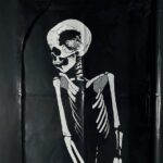 Fred GUILLET, Body bags  s61 à s53, Peinture acrylique sur sacs en polyéthylène 200 micron avec fermeture éclair, installation de 5 sacs mortuaires, dimensions : 240 X 540 cm