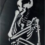 Fred GUILLET, Body bags  s61 à s53, Peinture acrylique sur sacs en polyéthylène 200 micron avec fermeture éclair, installation de 5 sacs mortuaires, dimensions : 240 X 540 cm