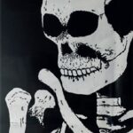 Fred GUILLET, Body bags  s61 à s53, Peinture acrylique sur sacs en polyéthylène 200 micron avec fermeture éclair, installation de 5 sacs mortuaires, dimensions : 240 X 540 cm