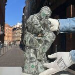 ALBEN –  Installation -Le penseur, d’après Rodin – résine et billets de 1$ – 37 x 16 x 16 cm 6