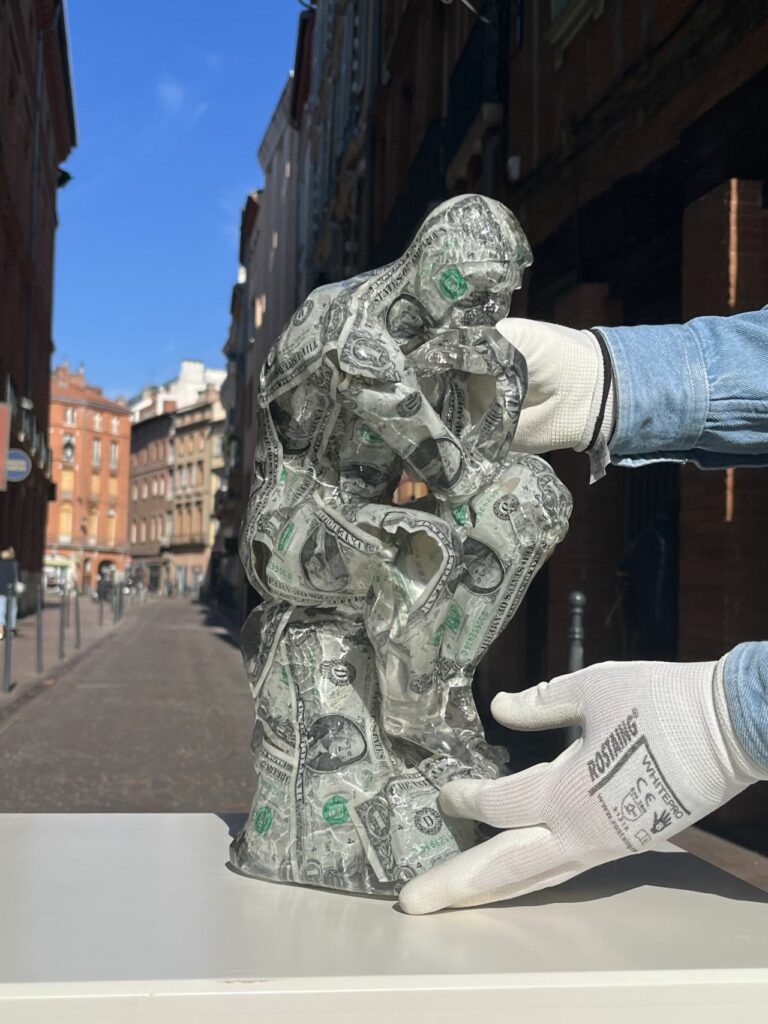 ALBEN –  Installation -Le penseur, d’après Rodin – résine et billets de 1$ – 37 x 16 x 16 cm 6