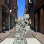 ALBEN –  Installation -Le penseur, d’après Rodin – résine et billets de 1$ – 37 x 16 x 16 cm 6