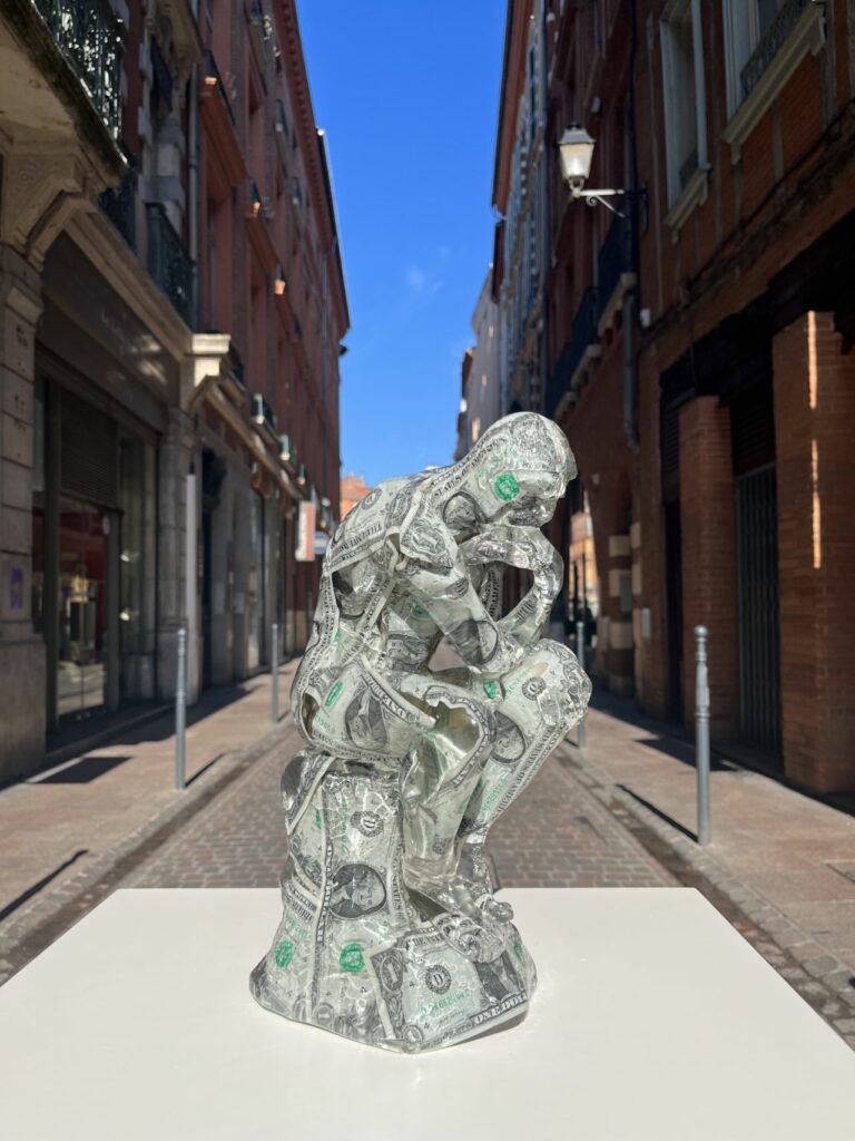 ALBEN –  Installation -Le penseur, d’après Rodin – résine et billets de 1$ – 37 x 16 x 16 cm 6