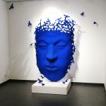 BENENATI Le Penseur Aux Oiseaux Bleus Résine Et Technique Mixte 235 X 140 X 70 Cm (1)